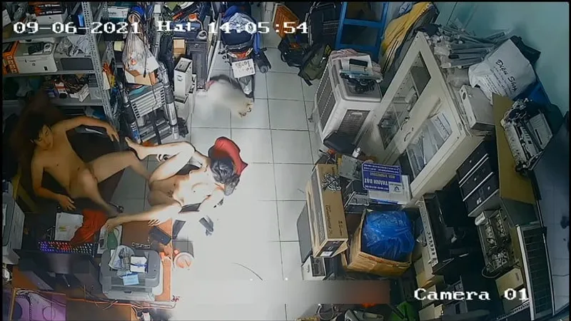 Vợ chồng yêu địt nhau trong của hàng máy tính